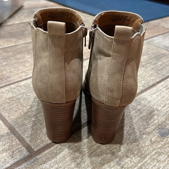 Tan heeled boots - Picture 3 of 5